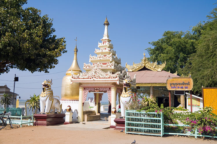 Entrance gate to the Bupaya temple grounds