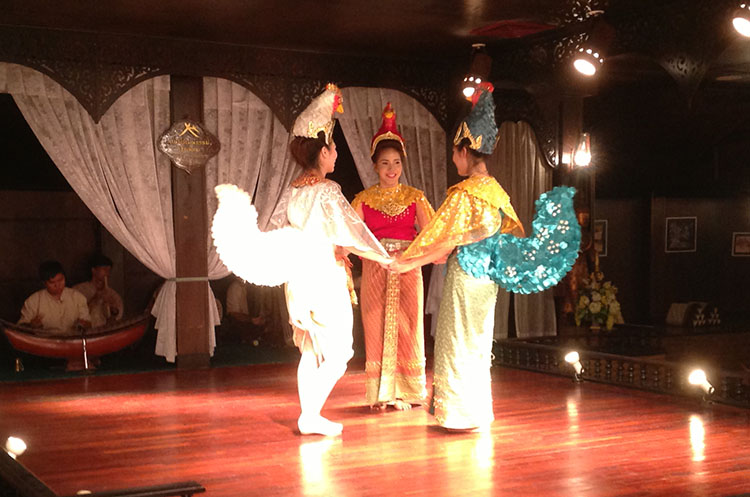 Traditional Lanna dance performance