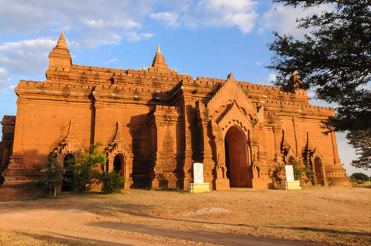 The very large Pyathadar temple in Bagan