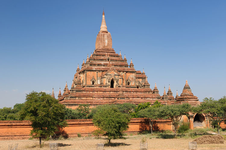 The elegant Sulamani temple in Bagan