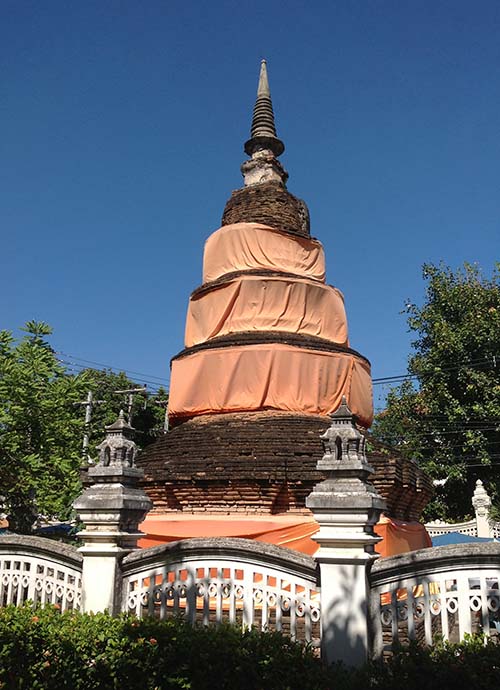 Principal chedi of the Wat Inthakin