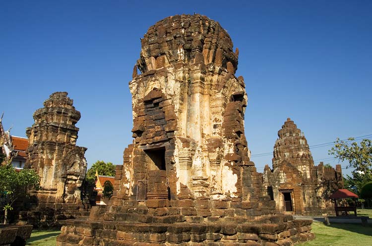 Central and surrounding prangs of the Wat Kamphaeng Laeng Khmer temple in Phetchaburi
