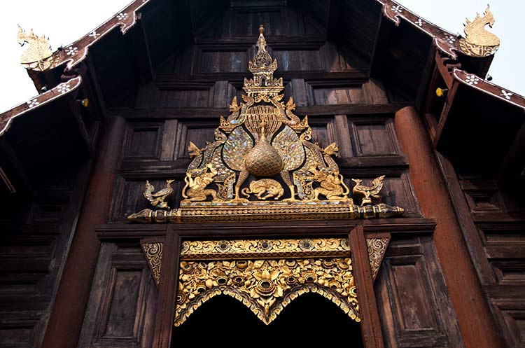 Gilded pelmet over the entrance of the viharn