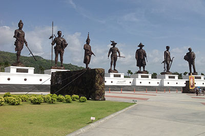 Giant statues of 7 Thai Kings at 