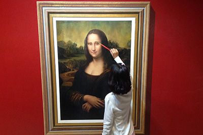Painting the famous Mona Lisa