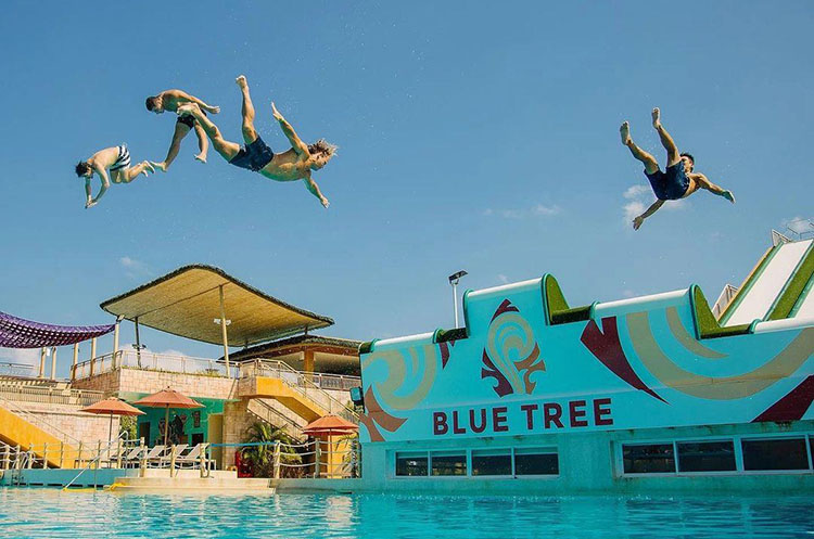 The Super Fly ride catapulting people into the air at Blue Tree Water Park