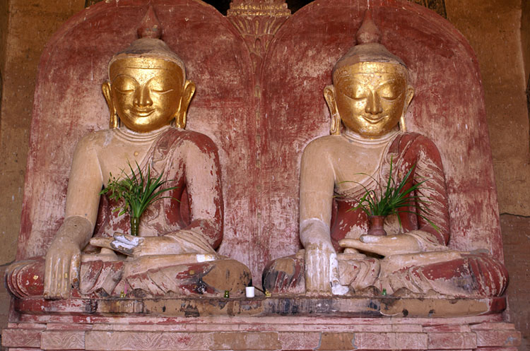 Buddha images inside the Dhammayangyi