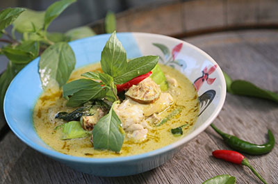A bowl of Gaeng Keow Wan, green curry with chicken