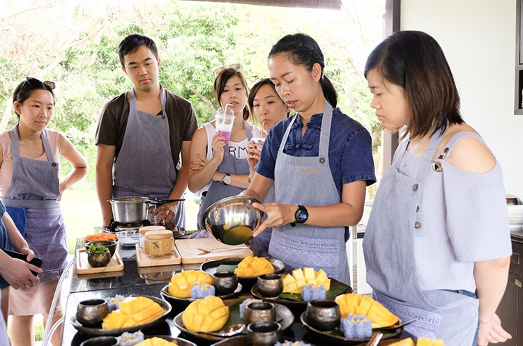 Mango sticky rice dessert