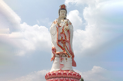 Statue de Guanyin portant une robe blanche au Wat Saman Rattanaram