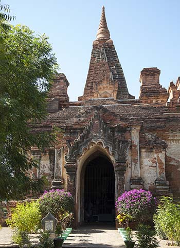 The main entrance of the Gubyaukgyi pagoda