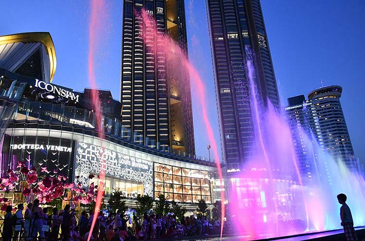 Musical fountain show in River Park at ICONSIAM