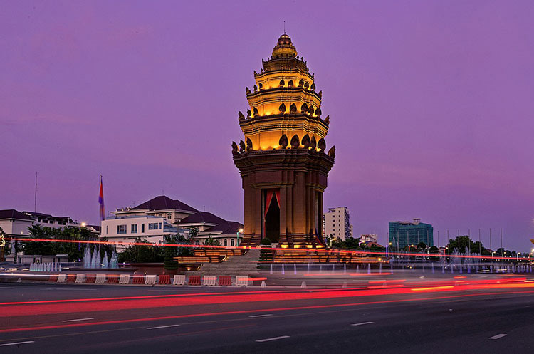 Independence monument in the center of Phnom Penh, beautifully illuminated at night