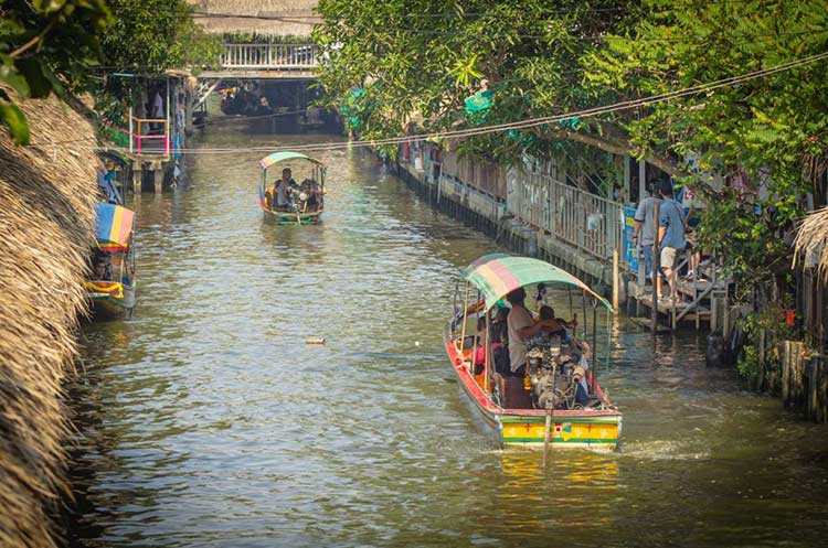 Boat trip on the canals around the floating market
