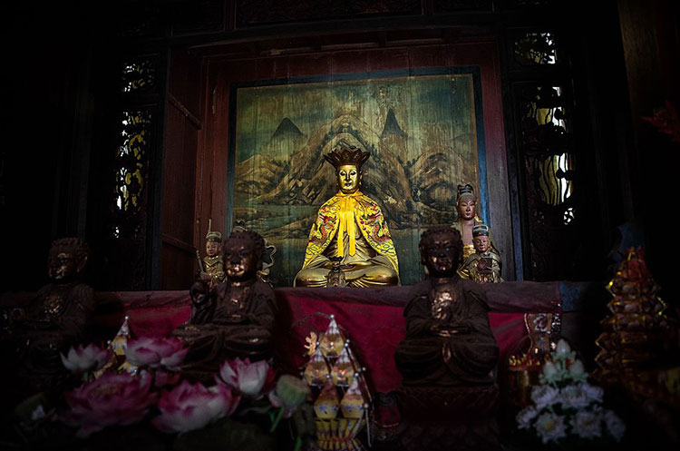 Image de Guanyin revêtue d'or dans le sanctuaire de Kian Un Keng