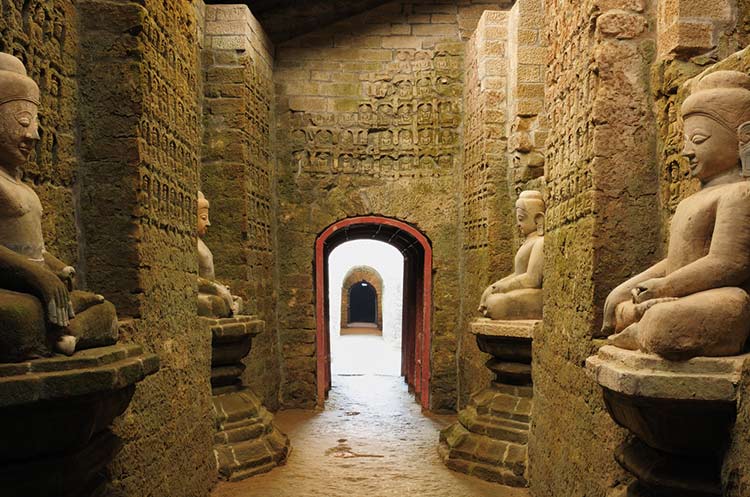 Passageway into the interior of the Koe-Thaung temple