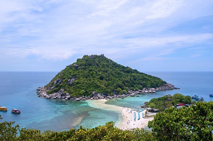 Koh Nang Yuan and the narrow beach that emerges at low tide