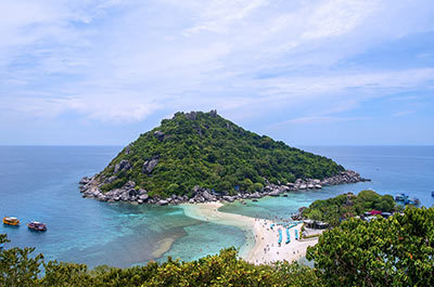 Koh Nang Yuan and the narrow strip of beach that emerges at low tide