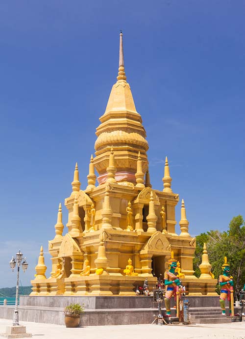 The Laem Sor pagoda guarded by yaks