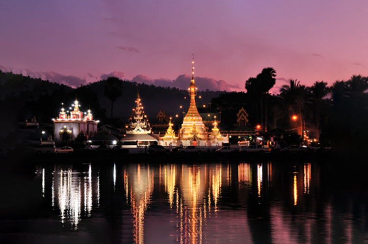 Temples on Jom Kham lake in Mae Hong Son town