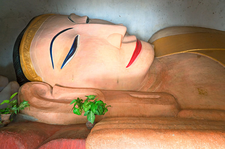 Reclining Buddha inside the Manuha temple