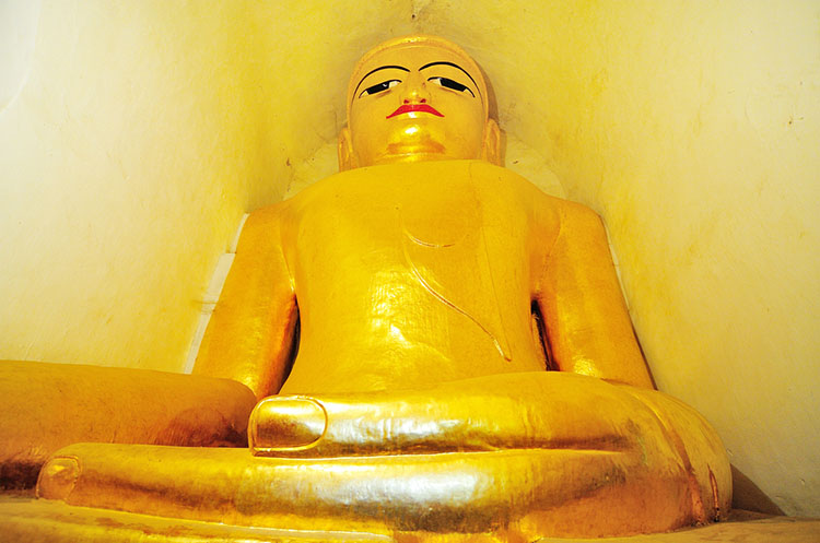 A golden Buddha image in the Manuha temple