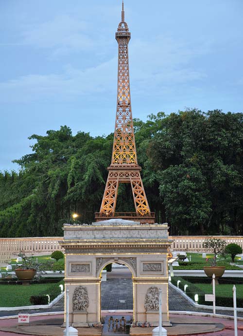 The Arc de Triomphe and the Eiffel tower at Mini Siam Pattaya