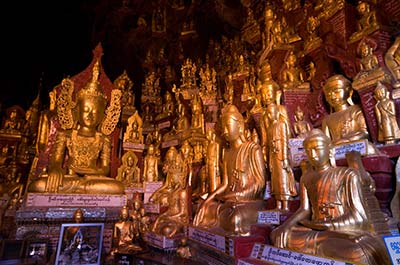 A large number of Buddha images in the Pindaya cave