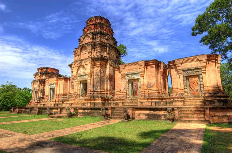 The five sanctuary towers of the Prasat Kravan