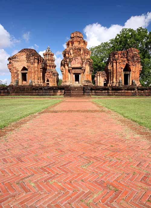 Walkway to Prasat Sikhoraphum