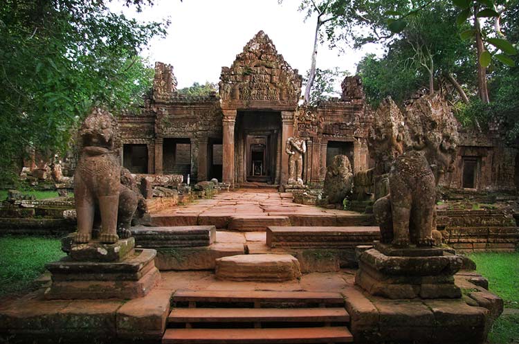 A pair of lions guarding the Preah Khan temple in Angkor