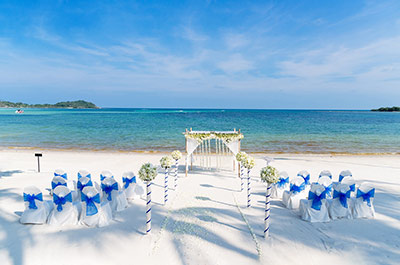 Romantic wedding on a tropical beach in Phuket