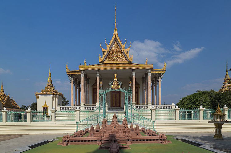 The Silver Pagoda next to the palace