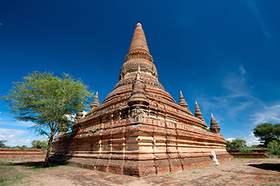 The Seinnyet Nyima pagoda, one of the sister temples