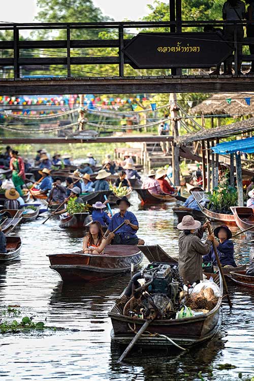 Boats on Tha Kha floating market