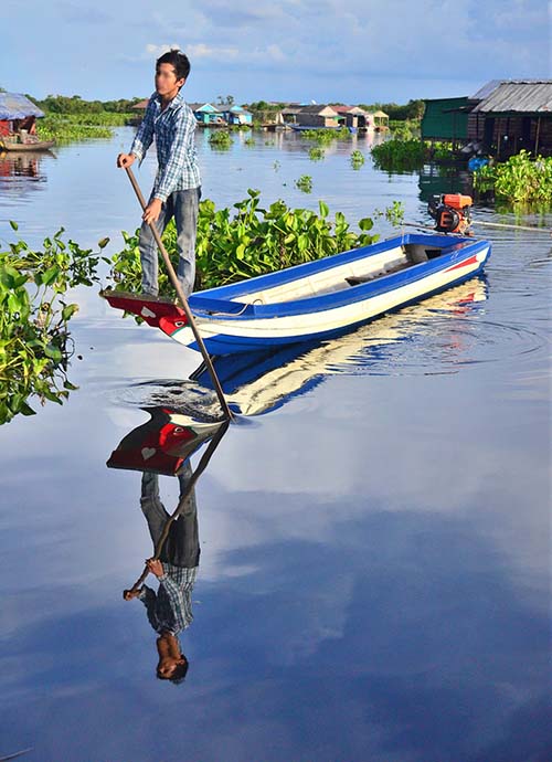 A man navigating his boat on Tonlé Sap lake