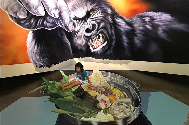 King Kong ready to eat a salad with a little girl