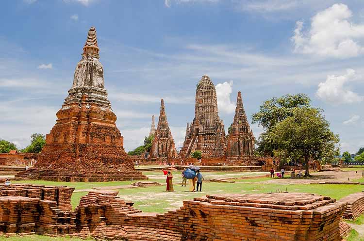 The central Khmer style prang and several chedis at Wat Chaiwatthanaram