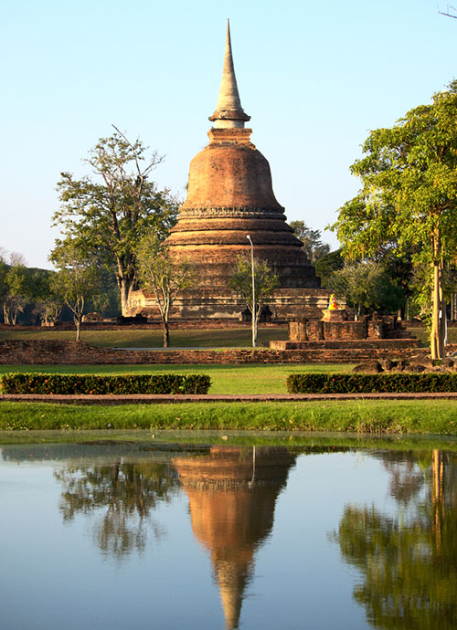 The principal chedi of the Wat Chana Songkhram