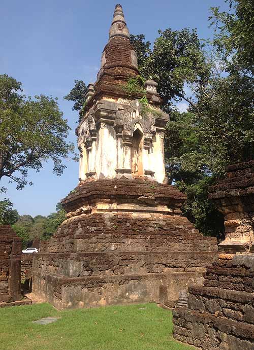 Subordinate chedi of the Wat Chedi Chet Thaeo