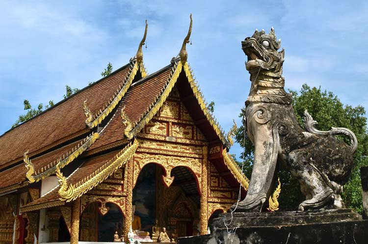 The viharn of the Wat Chedi Liam guarded by a Chinthe