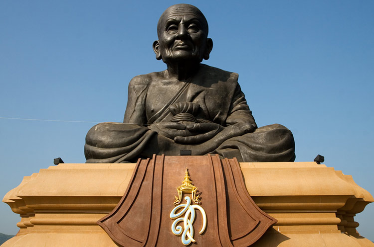 Giant Luang Phor Thuad statue at Wat Huay Mongkol