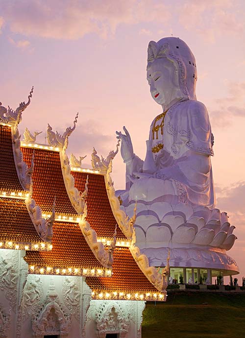 Thai temple building with the 90 meter tall image of Guanyin