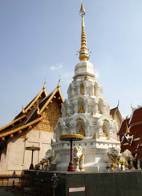 The viharn and principal chedi of the Wat Klang Wiang in Chiang Rai