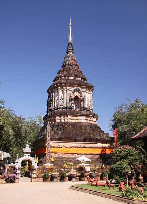 The chedi of the Wat Lok Molee