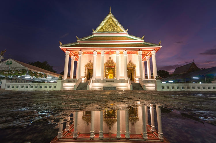 The Wat Makut at dusk
