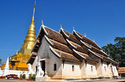 The viharn and chedi of the Wat Phra That Chae Haeng 