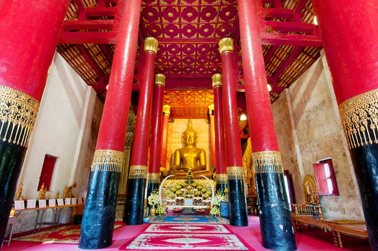 The interior of the viharn of the Wat Phra That Chang Kham