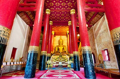 Buddha in Wat Phra That Chang Kham