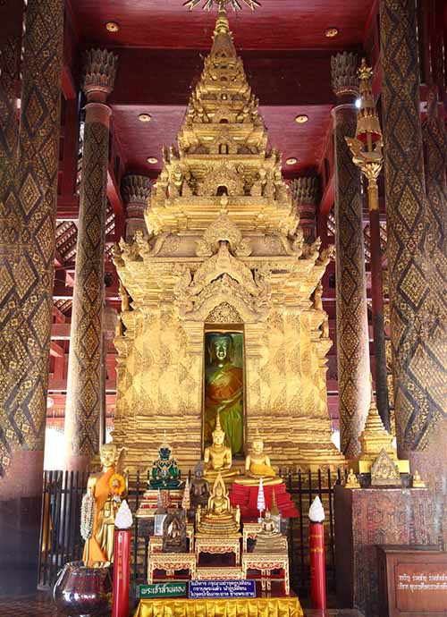 The elaborate ku in the Viharn Luang